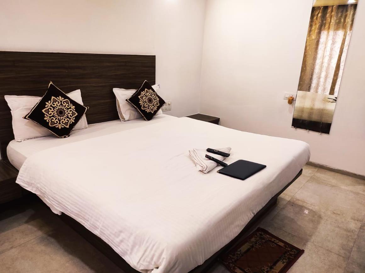 Hotel Manasi Inn 萨塔拉 外观 照片