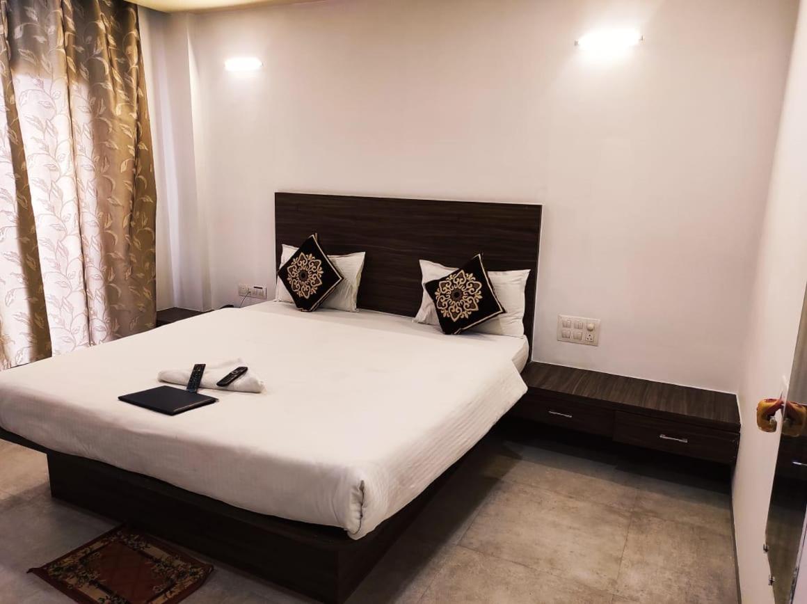 Hotel Manasi Inn 萨塔拉 外观 照片