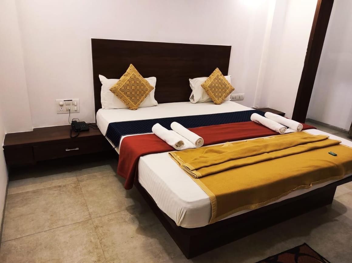 Hotel Manasi Inn 萨塔拉 外观 照片