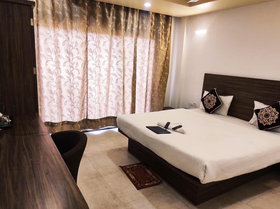 Hotel Manasi Inn 萨塔拉 外观 照片